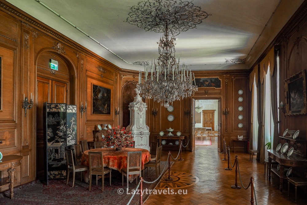 When passing through subsequent rooms, it is worth paying attention to the stoves