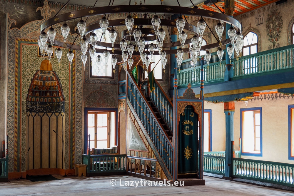 The MInbar, or pulpit, and mihrab in the painted mosque in Travnik are richly decorated. Which is rare in the Islamic world