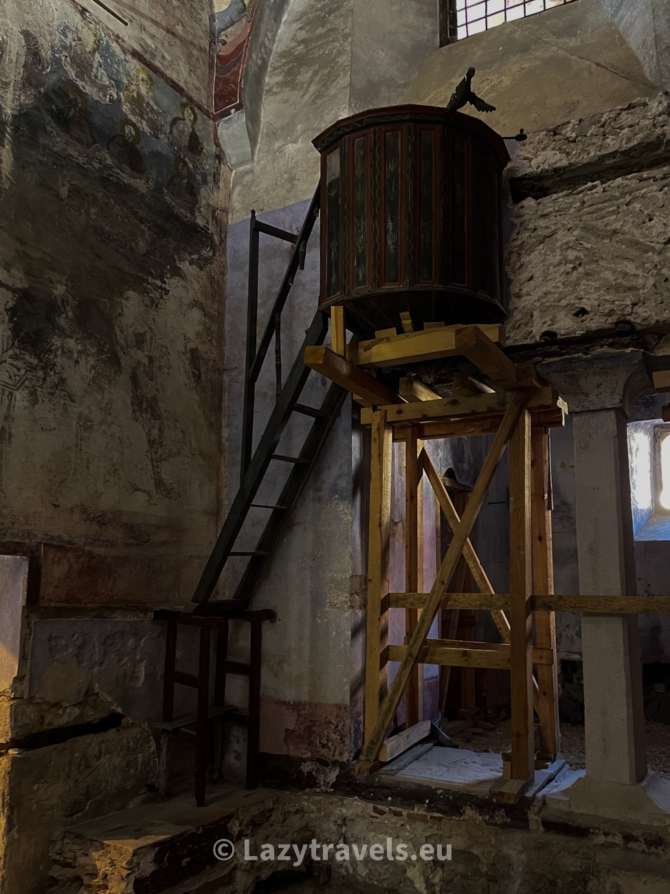 The interior of the monastery is falling into ruin, as can be seen, for example, in the pulpit, which exists only because it was attached using modern methods. The interior of the monastery is falling into ruin, as can be seen, for example, in the pulpit, which exists only because it was attached using modern methods.