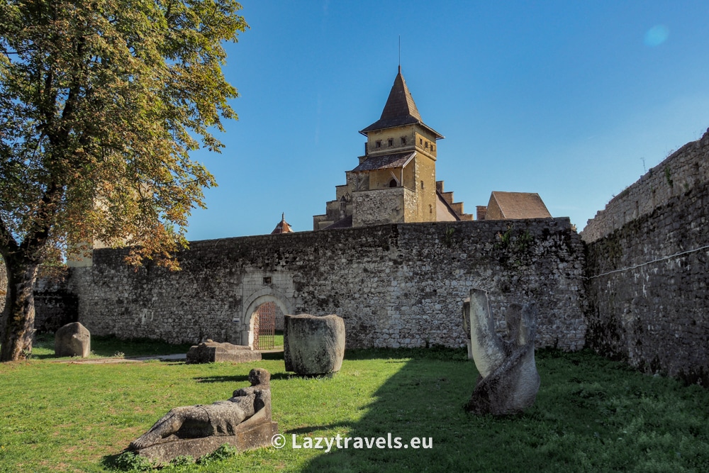 Sculpture gallery and a view of part of Ostrožac Castle