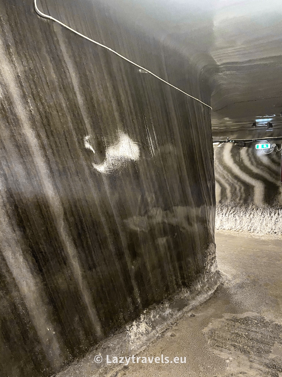 The old corridors carved in salt appear to have been carved in flint.