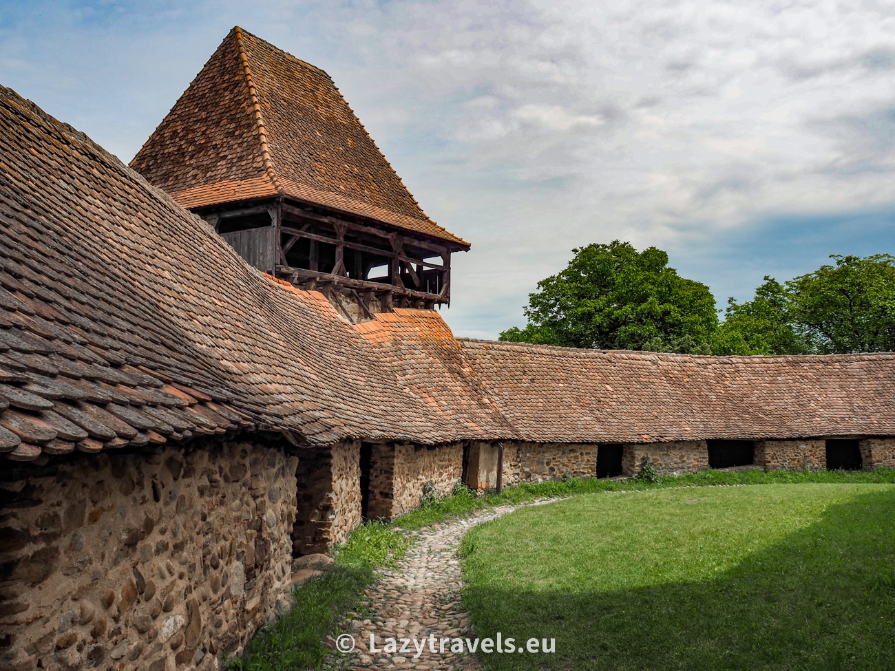 Along the inner defensive wall are rooms that were once warehouses and shelters for the local villagers.