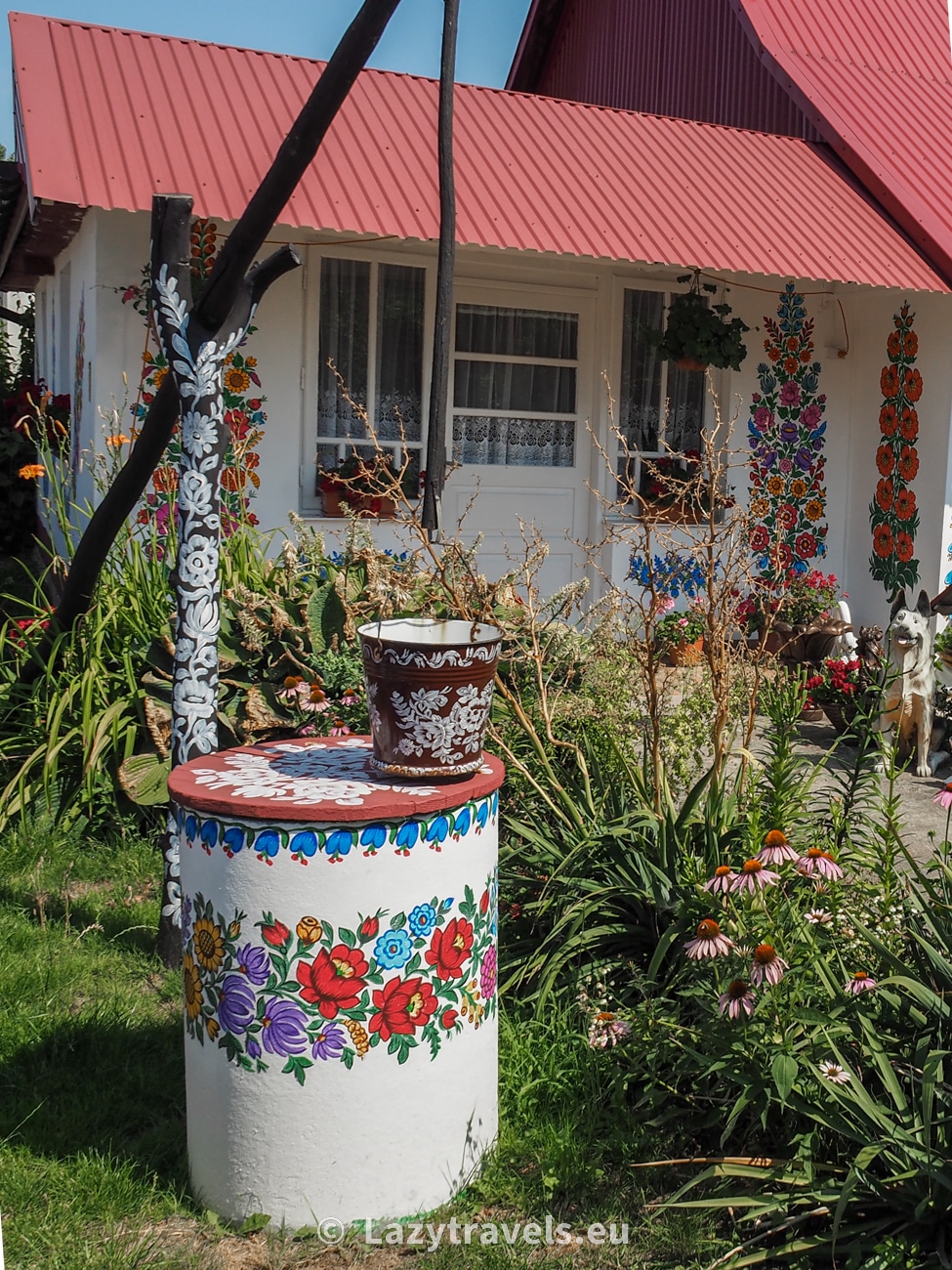 A well at one of the farms in Zalipie. Here, even such details can be beautifully decorated.