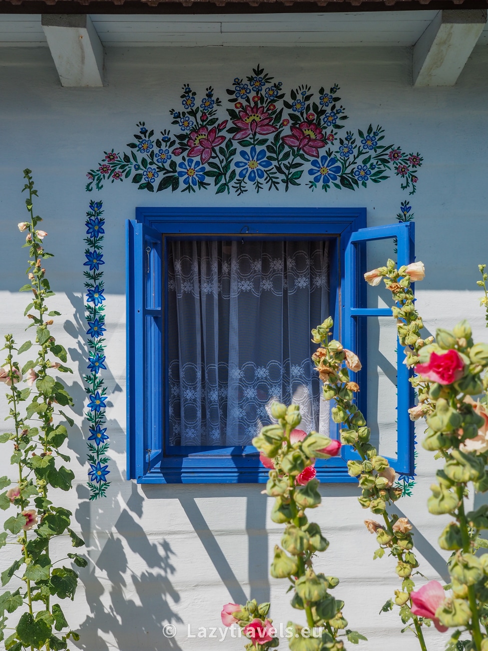 In the farmsteads of Zalipie, the museum section takes care of every detail; here, even the window shutters are beautifully decorated with patterns.