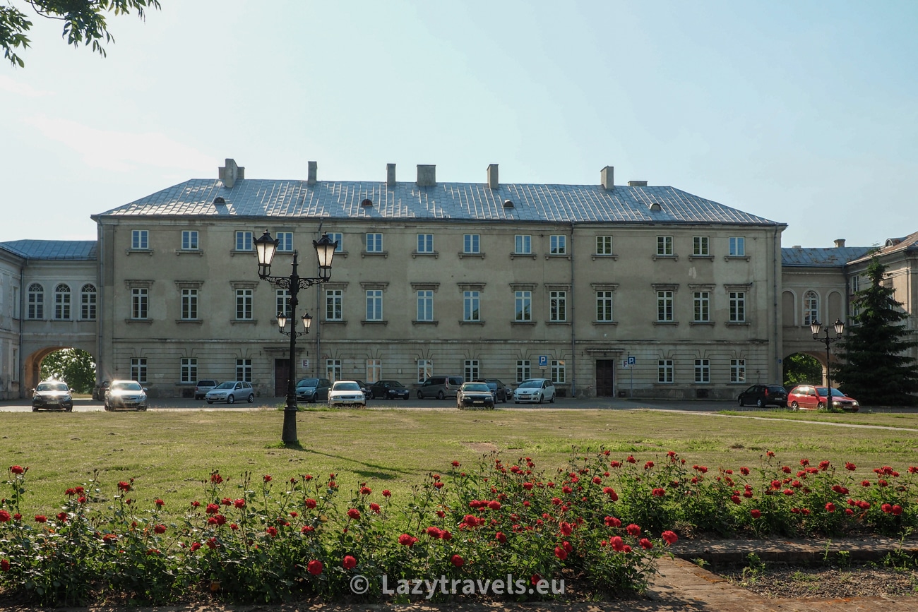 After destruction and numerous renovations, the former Zamoyski Palace no longer resembles a palace. It resembles more of an... ordinary apartment building.