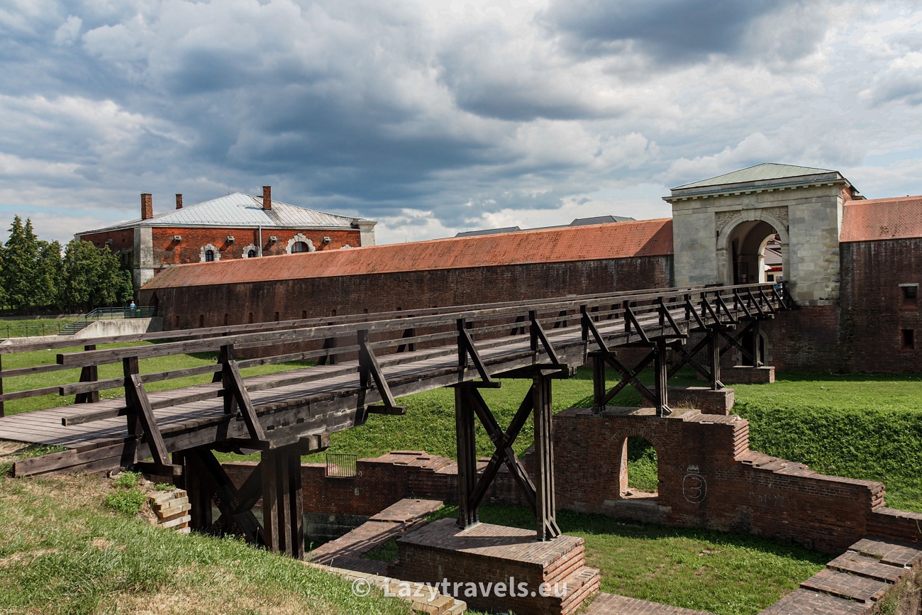 In the past, the bridge leading to the gate was located over the moat