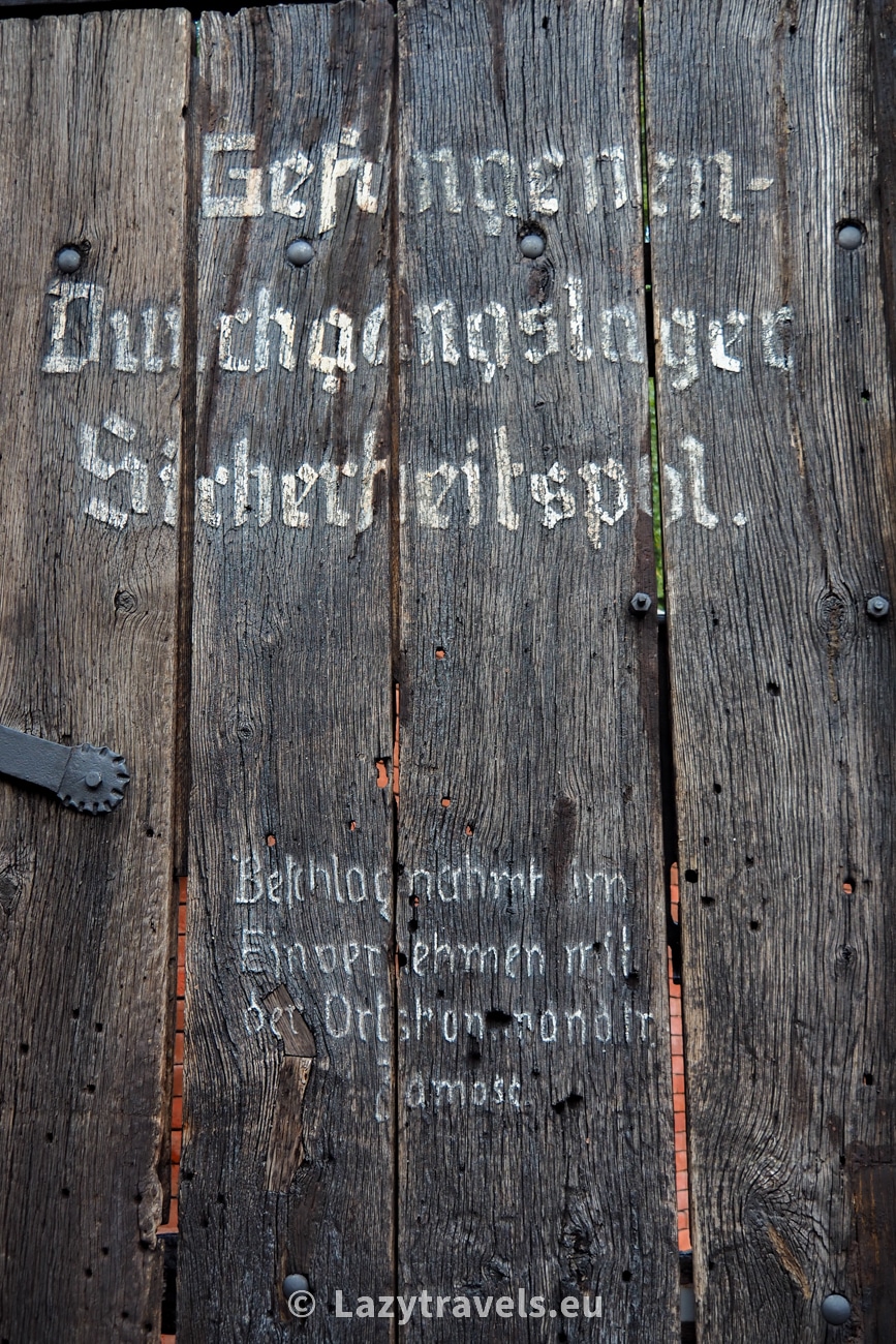 Inscription on german temporaty camp for prisoners: Gefangenen Durchgangslager Sicherheitspol, which translates to German transit camp for Security Police prisoners.