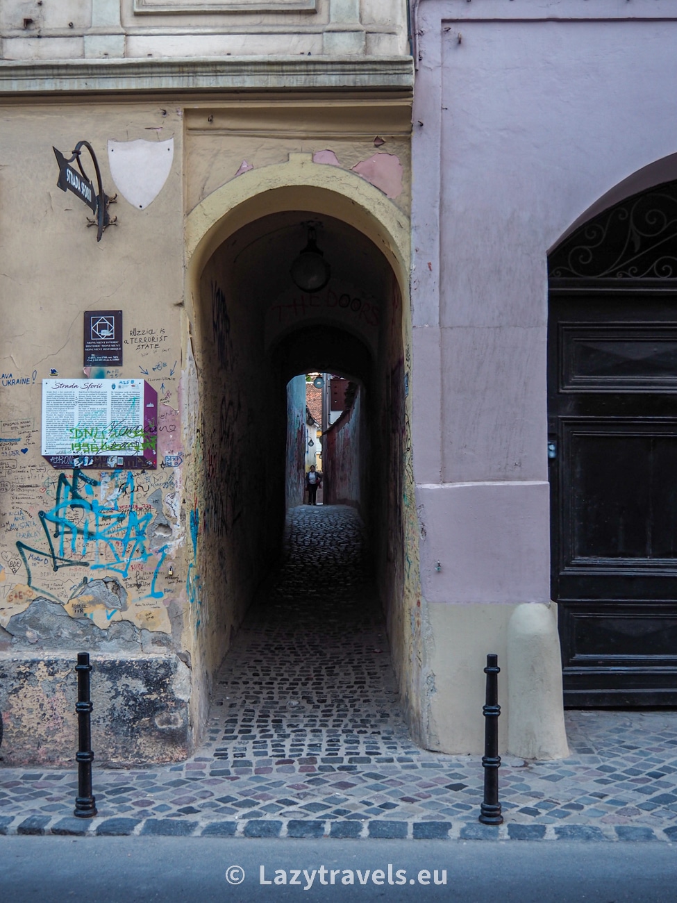 The entrance to the narrowest street in Brașov